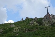 92 Sguardo indietro alla croce del Passo di Mezzeno con lo stambecco che osserva